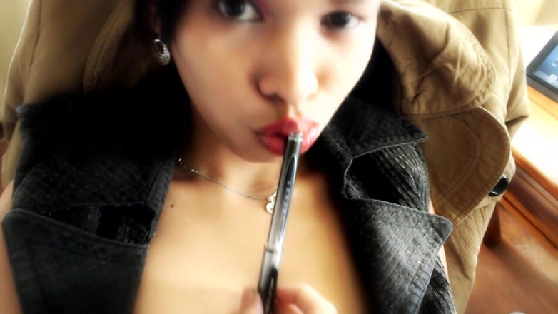 Asian Cuntz: High heeled asian secretary teasing in the office