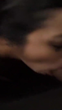 Zlobivá Asiatka s velkými kozami uklízí gloryhole Spiunk