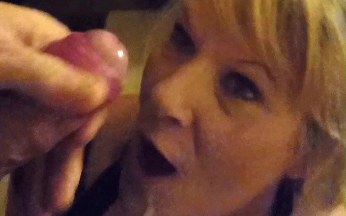 Milf-T: セクシーな妻がイくと顔にかけてくれと懇願する