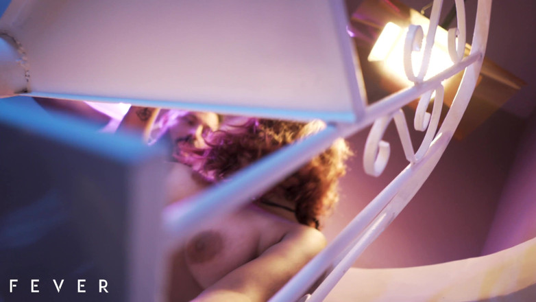 Fever Films: Junges paar fickt auf der feuerflucht auf der treppe