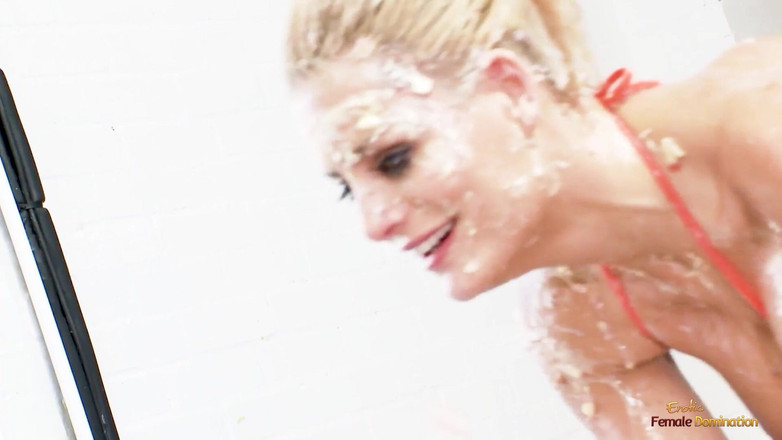 Erotic Female Domination: Die blondine ist verrückt nach BDSM und überzeugt ihren freund, sie...
