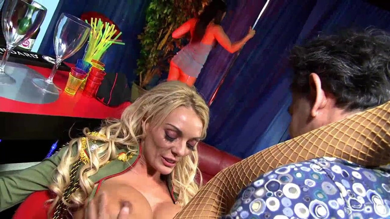 Hancing boobs: Trois lesbiennes sexy écartent la chatte pour la bite de Paul