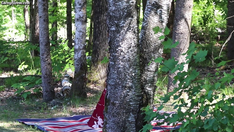 Lacey Bloom: Orgasme in het bos - Peeker pov