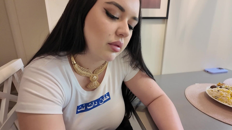 Amateur Homemade Porn: Šukání perské nadržené nevlastní sestry s velkým zadkem po obědě...