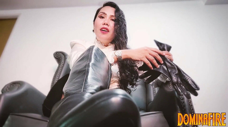 DominaFireOfficial: Reuzin Dominafire vernedert je