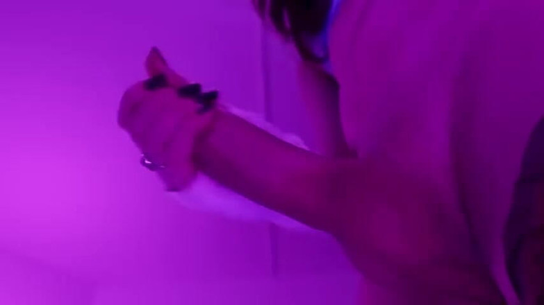 Fer fer sissy: Sissy-Femboy duscht, streichelt und kommt!