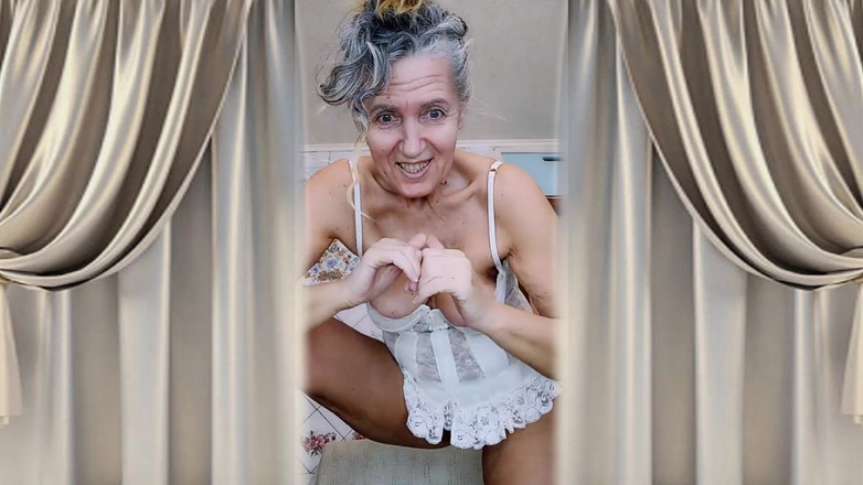 Lukerya: 白いランジェリー姿でキッチンにいるホットな主婦ルケリヤ