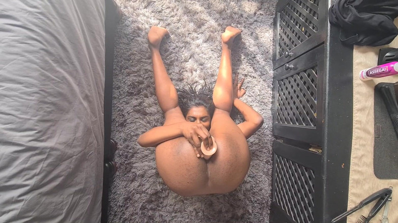 domslutfucker: Desi troia indiana scopa il suo buco del culo scuro...