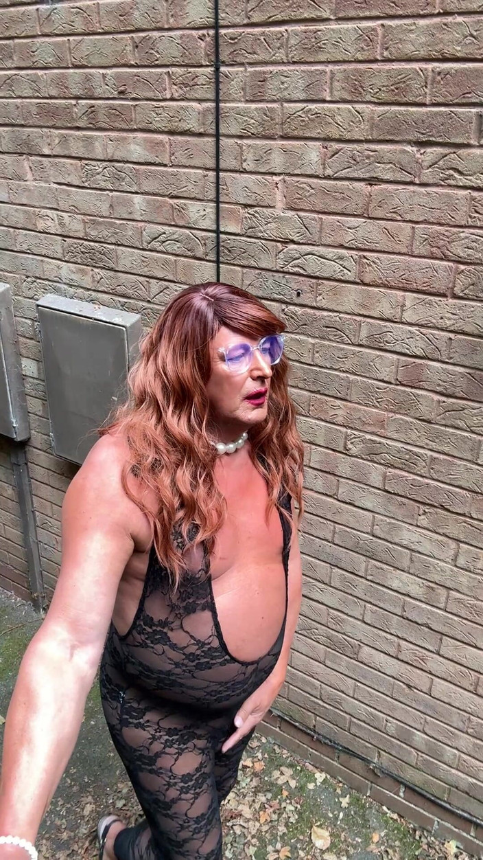 Kellycd2022: Si seksi crossdresser kellycd2022 dengan stoking renda hitam dan sepatu...