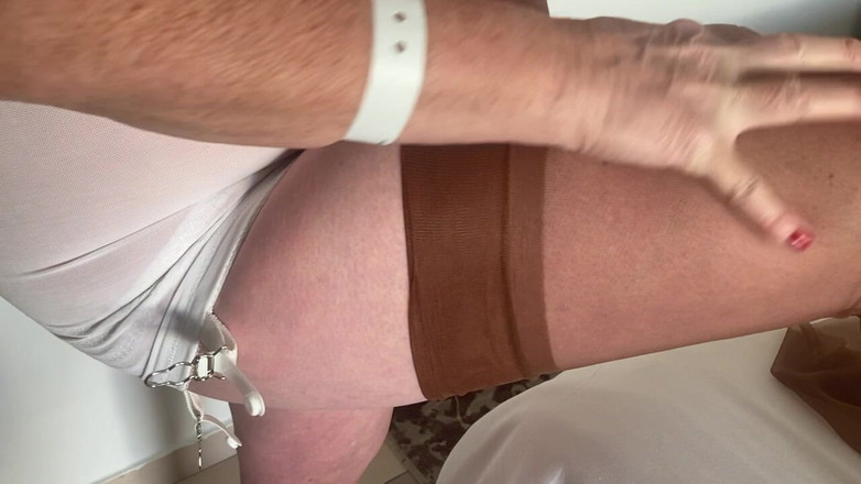Aunty Sandra vintage girdle queen: Тетя Sandra надевает ее тан-рит