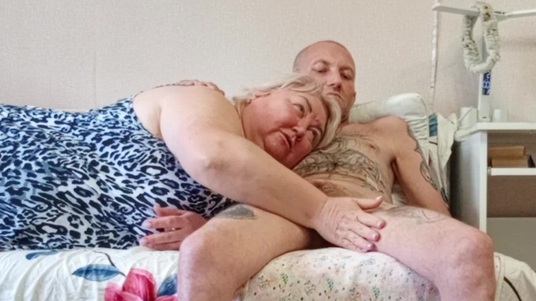 Zona901: 彼女がチンポをしゃぶり、喉に熱いザーメンを出す