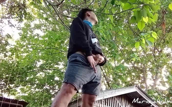 Mariojakolino: Thủ dâm ngoài trời tôi có rất nhiều tinh trùng!