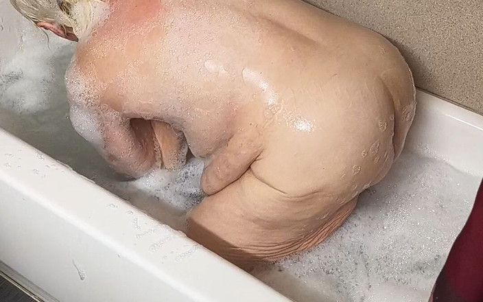 HerculesnVENUS: Naughty Bubbler Getting Soapy Masterbating in the Tub Her Pussy...