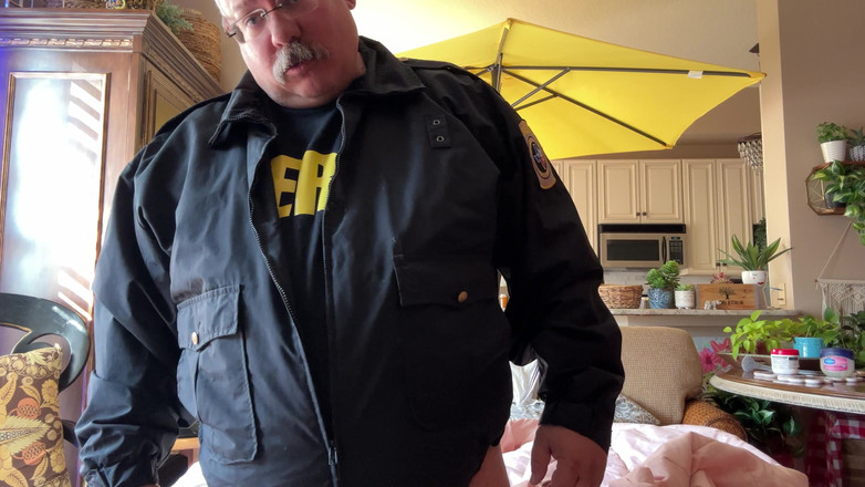 Hand-Free-Daddy-Chub: Old Grumpy Sheriff memesan awak untuk mengongkek pantat dara gemuknya