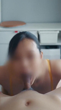 Seksowna laska daje zmysłowy titjob po lodziku z jej skręconym językiem