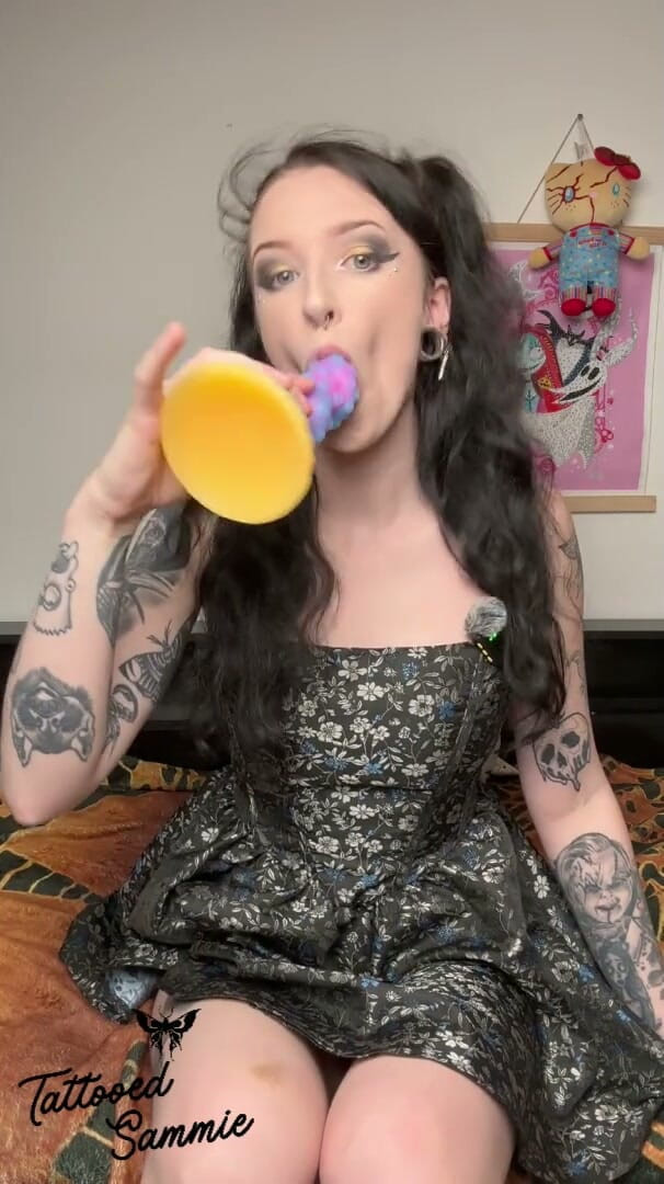 Tattooedsammie: Söt goth knullar sig själv med ny dildo