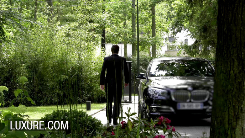 Luxure: 幸运的轿车司机与anna polina和jessie Volt的热辣3P