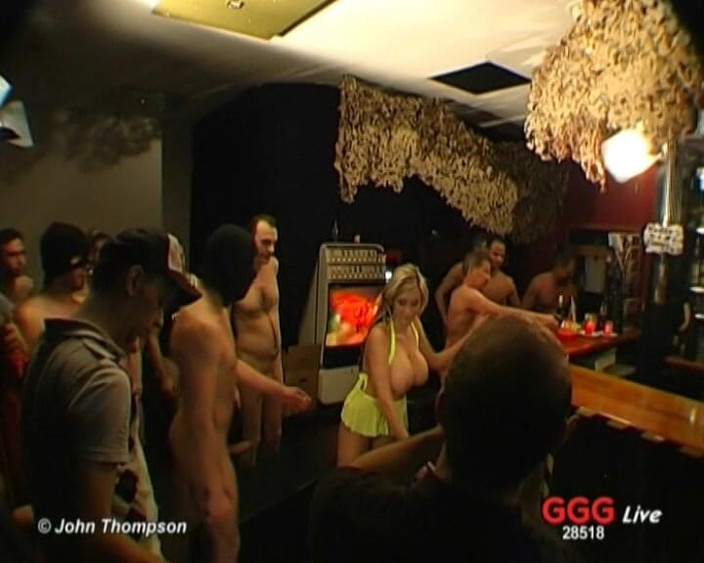 GGG John Thompson OLD STYLE: Ggg - 金发碧眼的桑德拉明星在狂野的酒吧派对上被群交 - 看她承担一切！