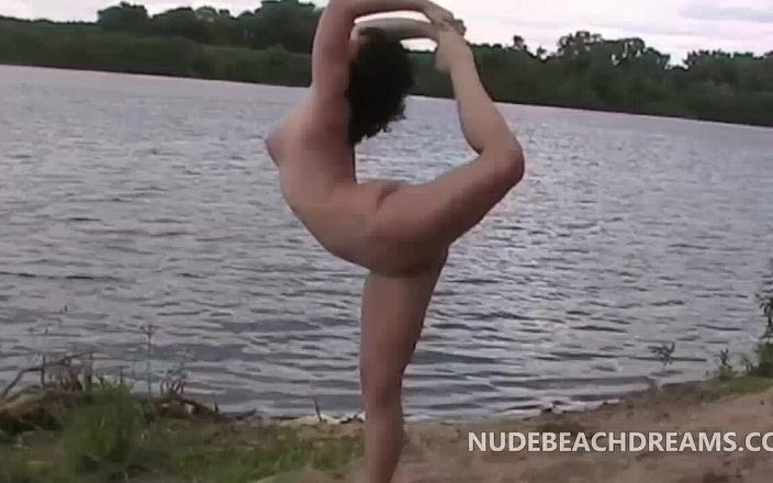 Nude Beach Dreams: NudeBeachDreams odcinek 2. Nowy kutas do ssania dla żony swinger na plaży