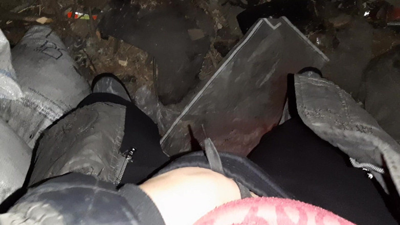 Lesbian-illusion: Menina do interior se masturba quente em um celeiro frio