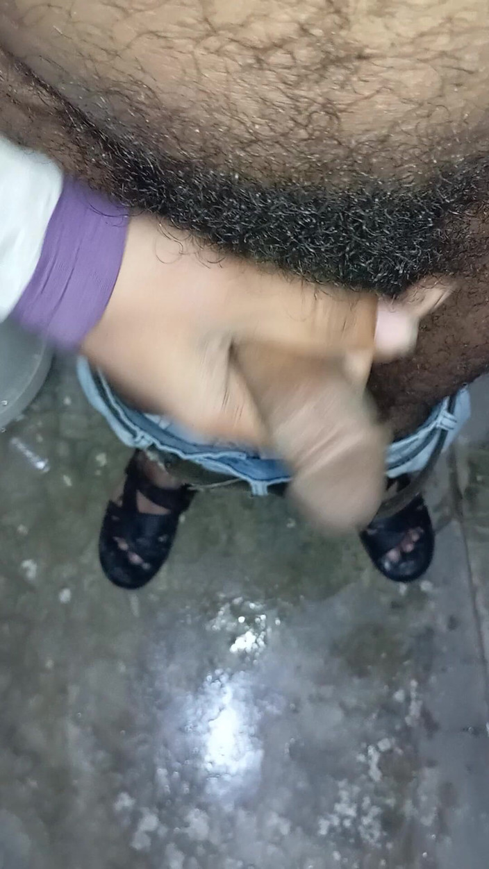 Jacksonzas: Grande polla peludo india masturbarse semen en público baño delicioso...