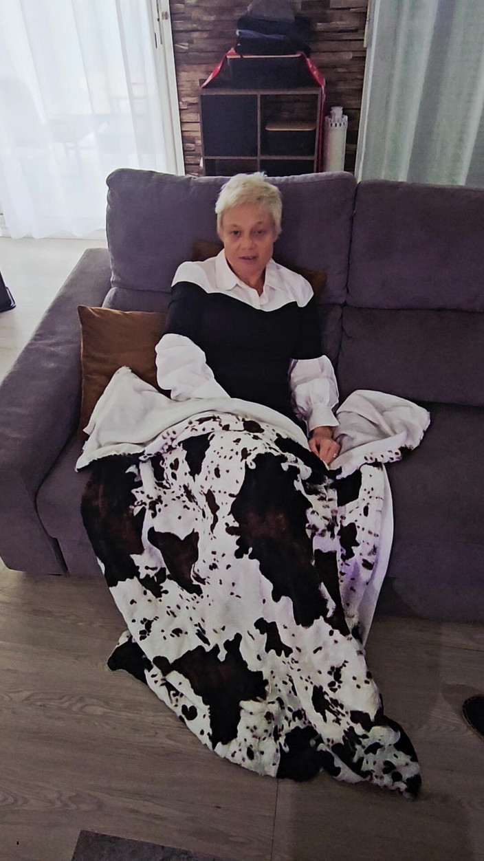 Sofy13: 내 담요 밑에 들어가서 나를 따뜻하게 해주고 나를 섹스해줘