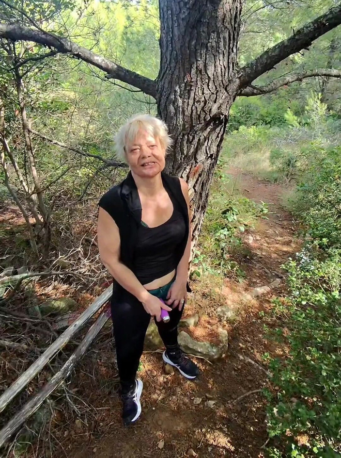 Sofy13: 在森林里寻找一个角落被操