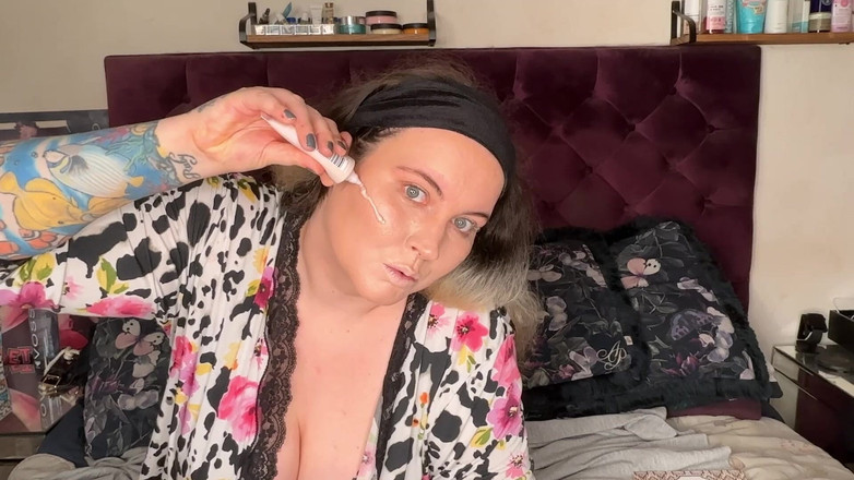 MissFFW: Збочена повія одягає свій макіяж на дивну ніч