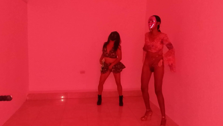 Martin13: Le migliori amiche si riuniscono per fare una danza sensuale...