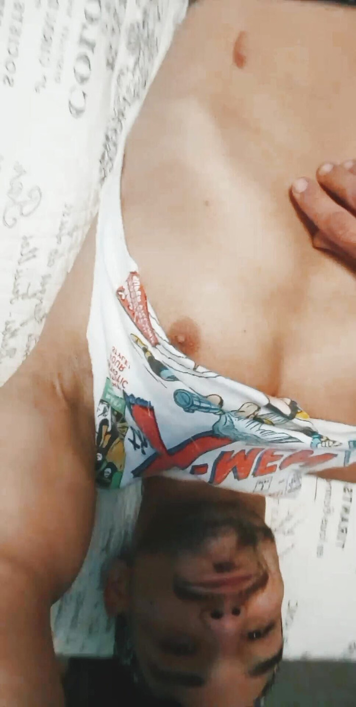 MR DUALITY: Pohledný mladý amatérský kus škádlí při hladění ptáka a prstění jeho...