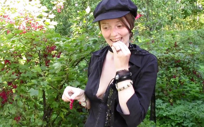 FinAdult Videos: Une salope amateur mince se fait baiser dans la nature