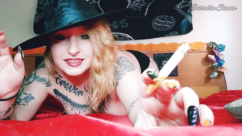 Estrella Steam: Bruja fuma mientras juega con el humo