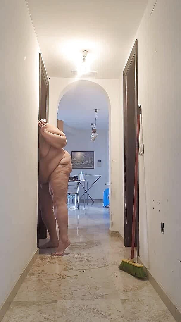 CoolMarina: パルミラ・ゴルディ。太った痴女小便が彼女の古い猫を楽しんでいます