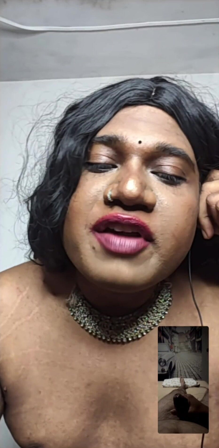 akhilzq: Transsexuală indiană și-a expus corpul sexy pentru client