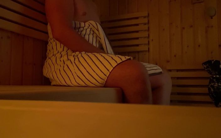 Lucas Nathan King: Caught Jerking off in Public Sauna | Huge Cumshot
