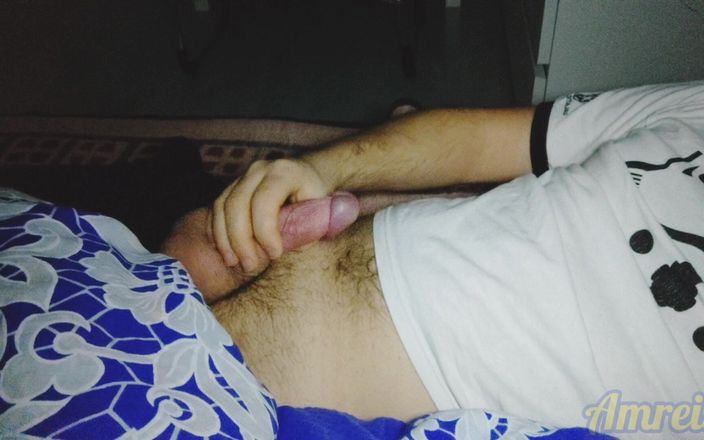 Amreis: Sega mattutina e sborrata a letto. Non posso opporre.