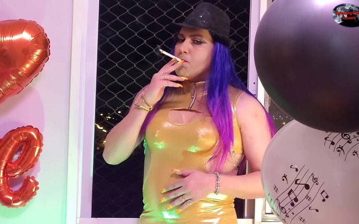 Smoking fetish lovers: Holly rokend voor het raam