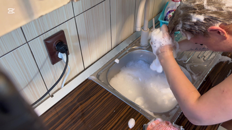 Emeli: किचन सिंक में डिशवॉशर लिक्विड के साथ बाल धोना