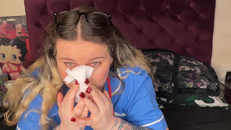 MissFFW: Hemşire iki kadın bir erkek burnunu yalıyor ve sonunda hapşırıyor