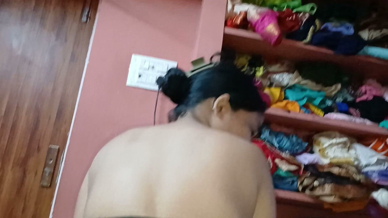 Desisexqueen: 印度热辣继妹和她的继兄弟一夜情