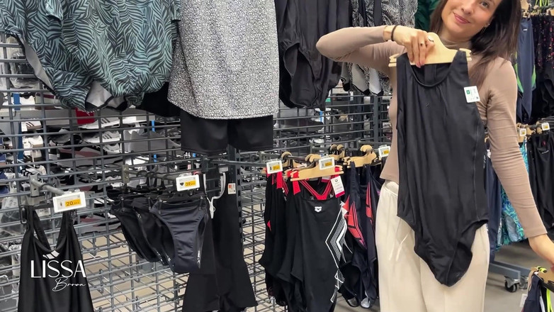 Lissa Brown: Tek parça mayo soyunma odası