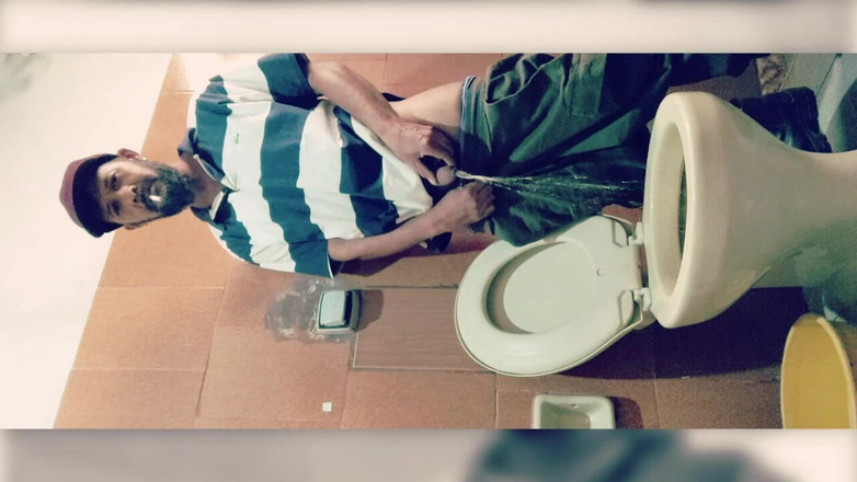 Stink HairyMale: Đi tiểu và hút thuốc