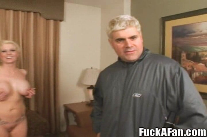 Fuck a Fan Studio: Bintang porno rambut pirang dengan toket besar lagi asik nyepong...