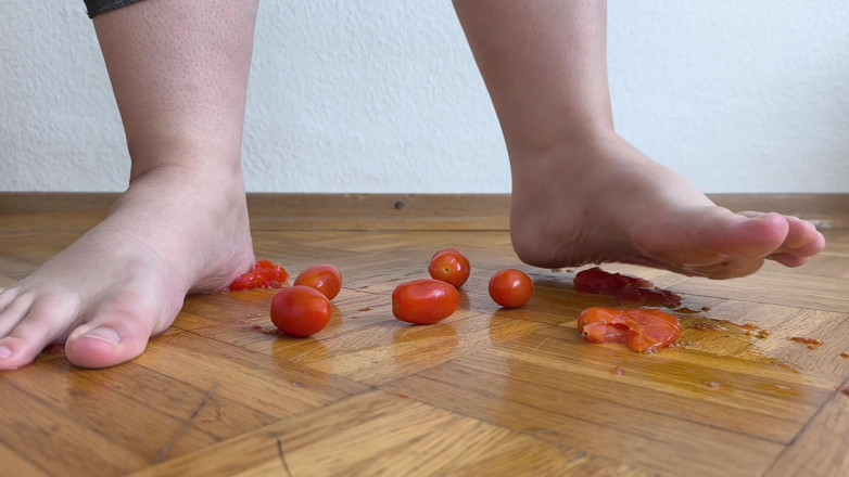 Your QueenXoXo: Huge Legs Vs. Cherry Tomatoes