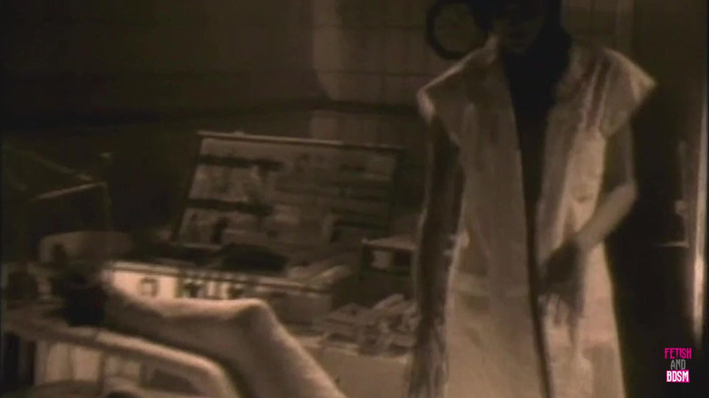 Fetish and BDSM: 非常热辣的黑发女郎和医生在复古色情电影中狗式做爱