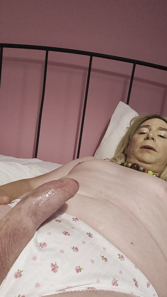 NikkiGee: Pancutan berair dalam seluar dalam baru!