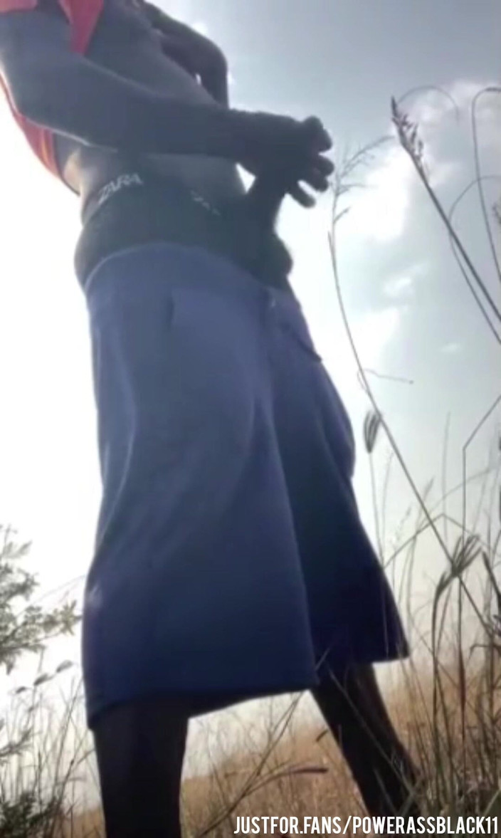 WildFreakBottom: Masturbându-se intens singur în Tufiș