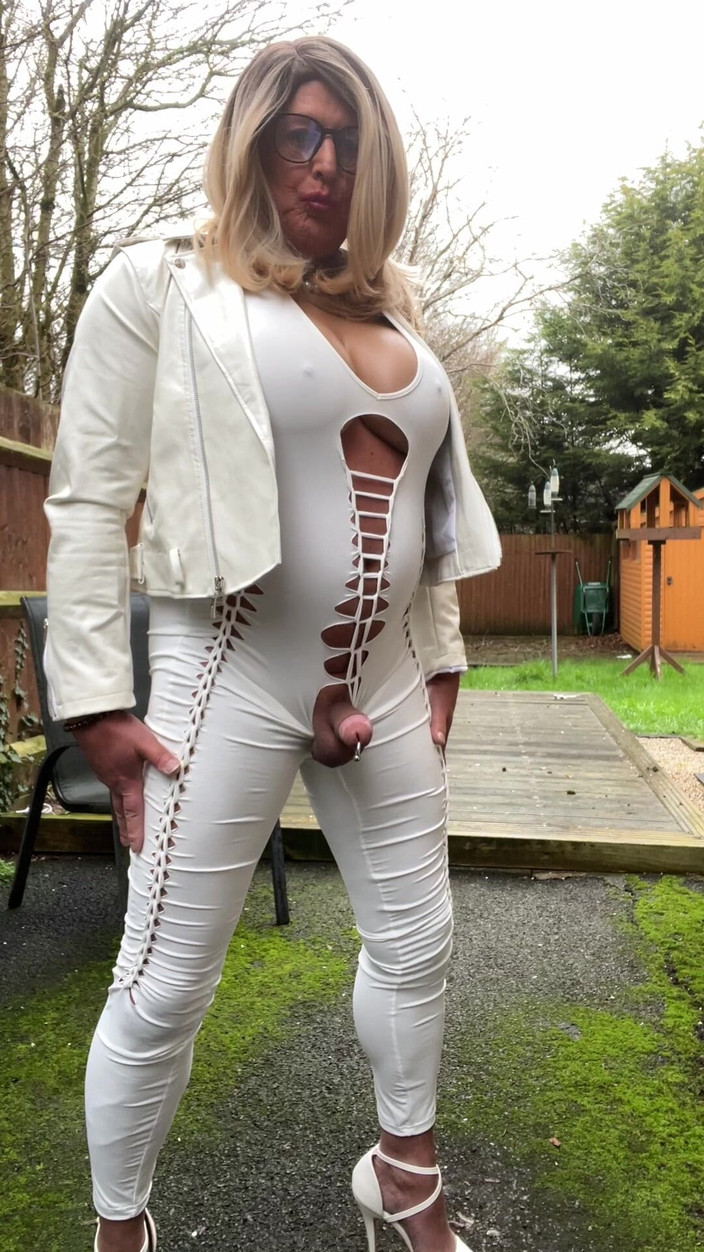 Kellycd2022: Amatérský crossdresser Kellycd2022 Sexy MILF masturbuje Venku v bílé kombinéze