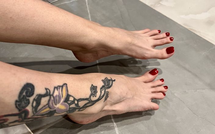 Julia domaina: 长脚趾赤脚，脚底和脚趾摆动