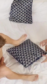 Daddyontwink Twink Kacak Ollie Barn Memberikan Kepala Bert Kuna Sebelum Menunggang